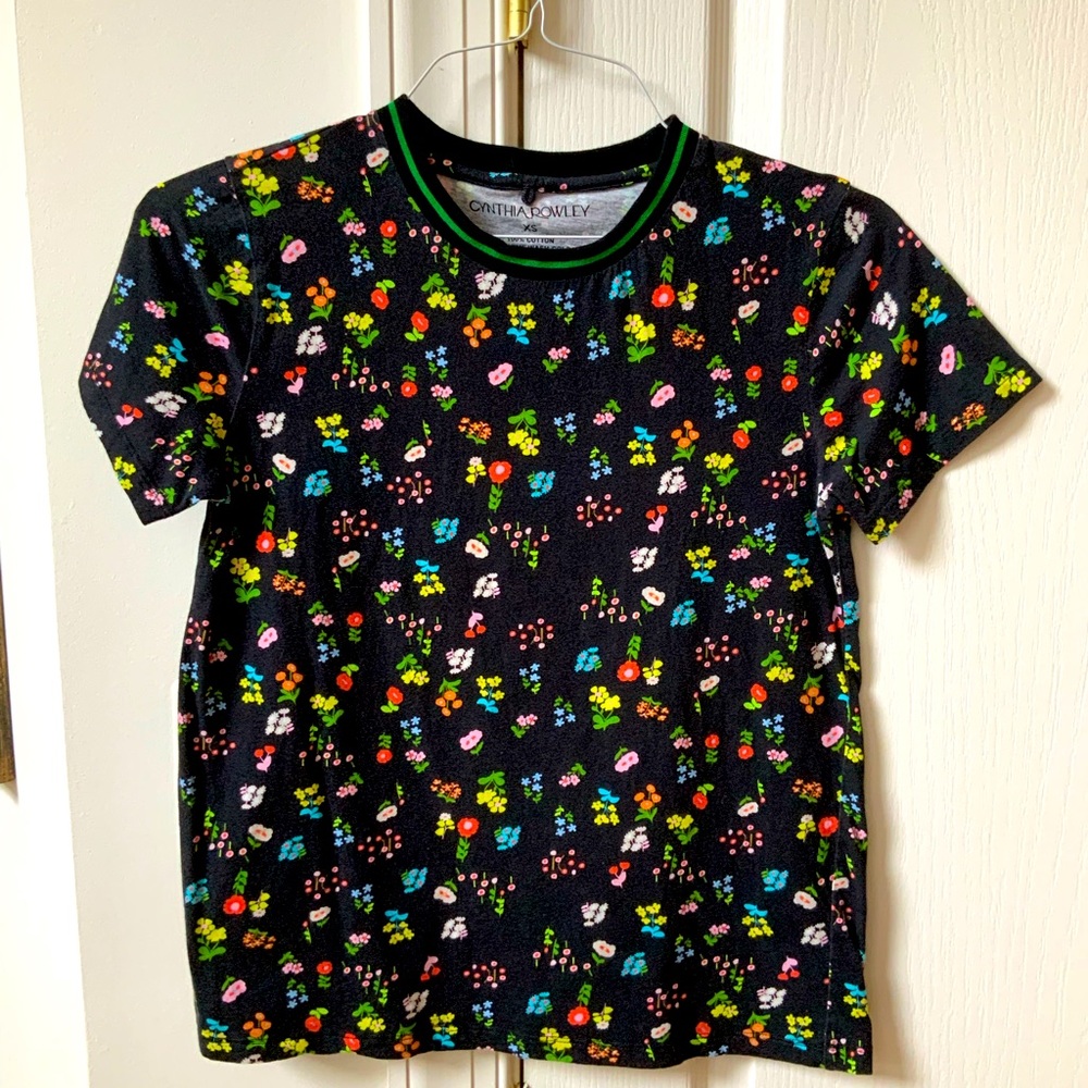 CYNTHIA ROWLEY BLACK FLORAL TEE SHIRT SIZE XS